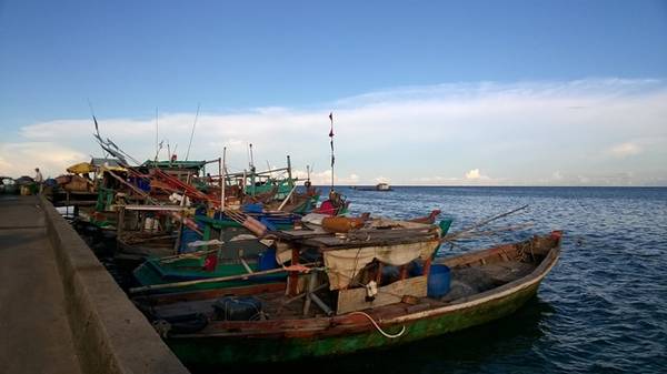 Tàu thuyền neo đậu ở cảng Hàm Ninh.