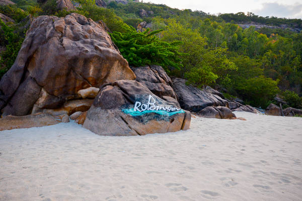 Khung cảnh hoàng hôn buông xuống lãng mạn trên đảo Robinson Cam Ranh