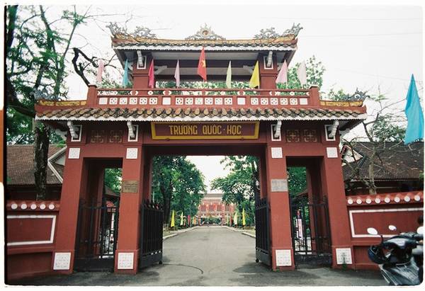 Quốc học Huế cũng là một địa điểm sẽ để lại trong lòng bạn nhiều ấn tượng. Tọa lạc bên dòng sông Hương thơ mộng, Quốc học Huế được xây dựng dưới thời vua Thành Thái (1896) với diện tích 4.237 m2. Đây là trường Pháp -Việt của toàn xứ Đông Dương và là trường trung học đệ nhất đầu tiên ở Huế. Thời kỳ đầu, trường chỉ là những dãy nhà tranh, vách đất vốn là trại lính thuỷ quân Hoàng gia triều Nguyễn được cải tạo lại. Bao bọc xung quanh trường, phía trước mặt là tường xây bằng gạch đỏ sậm.