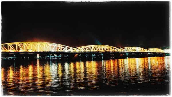 Nhịp sống ở Huế về đêm cũng chậm rãi hệt như con người ở đây. Du khách chỉ cần chừng một giờ lang thang với vận tốc của xích lô thôi là đã thâu tóm đủ những địa danh. Cây cầu Tràng Tiền về đêm cũng là điểm đến hấp dẫn nhiều người. Tỏa sáng cả một vùng trời trên dòng sông Hương thơ mộng, cây cầu là biểu tượng nổi tiếng của thành phố cùng với hình ảnh chiếc nón bài thơ.