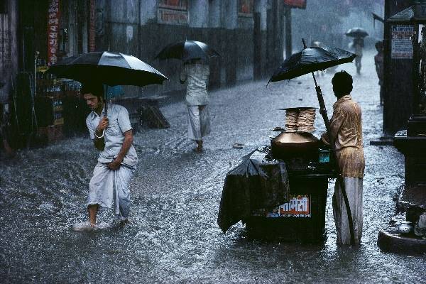 Ẩm thực đường phố Ấn Độ nhọc nhằn trong mưa gió qua ảnh Steve McCurry
