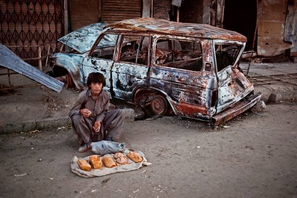 Quầy bánh mì đơn sơ giữa khung cảnh chiến tranh Afghanistan