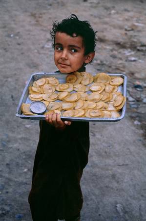Nụ cười trẻ thơ mưu sinh bán bánh dạo tại Afghanistan