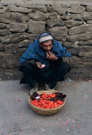 Giỏ trứng mưu sinh bình dị trong thế giới ẩm thực đường phố Afghanistan