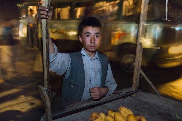 Hình ảnh em bé bán khoai đêm nét vẽ ẩm thực đường phố Afghanistan
