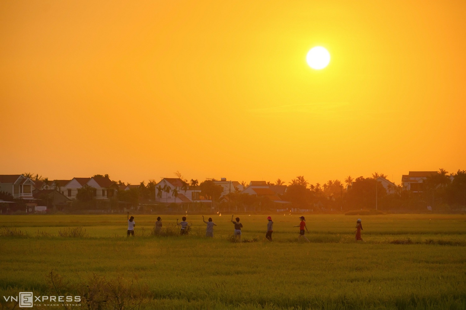 Người dân tập thể dục trên đường quê lúc bình minh, gần khu dân cư phường Cẩm Châu, giáp Trà Quế - vẻ đẹp làng quê Quảng Nam