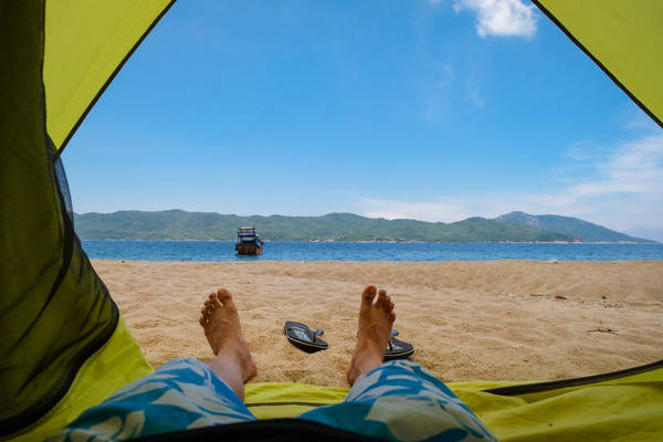 Cắm trại dã ngoại tại hang đá đảo Hòn Lớn