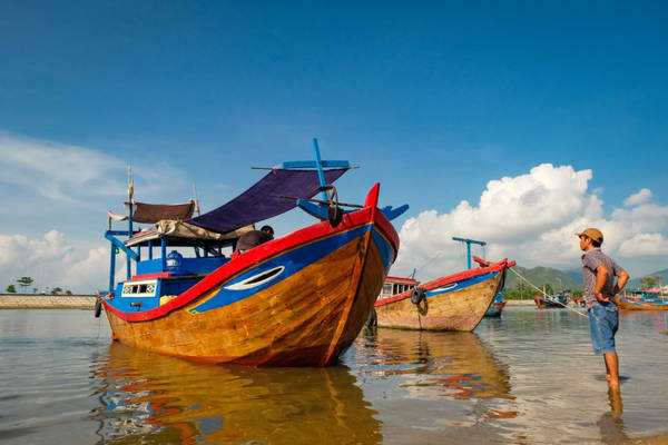 Thuê tàu cá của ngư dân ra đảo Hòn Lớn