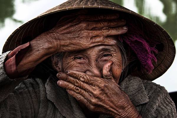 Một trong những bức ảnh chân dung nổi tiếng nhất của anh là cụ Bùi Thị Xong - người chèo thuyền ở Hội An với nụ cười giấu sau bàn tay. Réhahn từng chia sẻ anh yêu thích bức ảnh này đến mức coi nhân vật của mình là "cụ bà đẹp nhất thế giới"