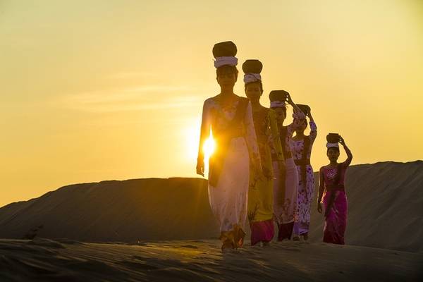 Phụ nữ Chăm trên đồi cát ở Phan Rang, Ninh Thuận.