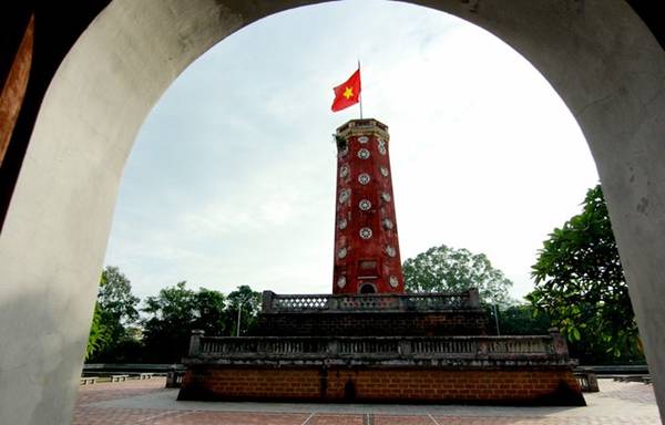 Cách trung tâm Hà Nội chừng 45 km về phía tây, thành cổ Sơn Tây tọa lạc giữa 2 ngôi làng cổ Thuận Nghệ và Mai Trai
