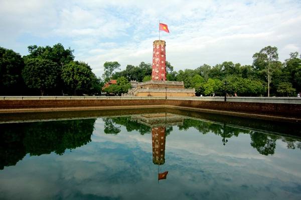 Cột cờ cao khoảng 18m là tâm điểm của thành cổ Sơn Tây