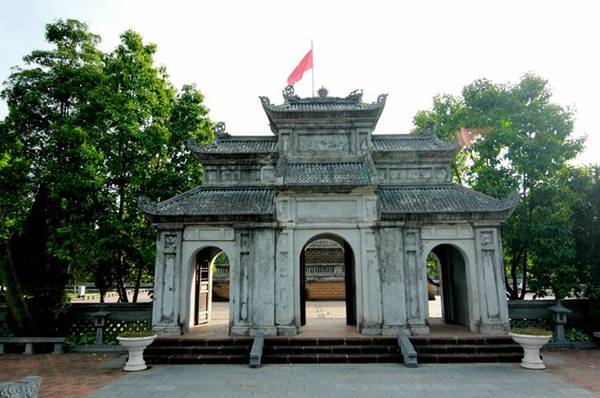 Ngay sau cột cờ thành cổ Sơn Tây là Đoan môn