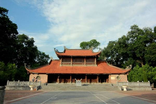Sân rộng lát gạch dẫn tới điện Kính Thiên thành cổ Sơn Tây