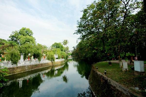 Bao quanh thành cổ Sơn Tây là hào rộng 3 m, dài khoảng 2 km