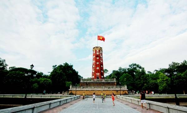 Trên thân cột cờ có khắc các lỗ hình hoa thị và dải quạt để chiếu sáng cầu thang xoắn phía trong, dẫn lối cho du khách lên đỉnh cột cờ.