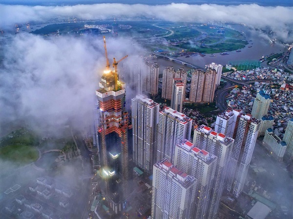 Nằm trong vùng chuyển tiếp giữa Đông Nam Bộ và Tây Nam Bộ, TP HCM gồm 19 quận và 5 huyện. Không chỉ là thành phố lớn, trung tâm kinh tế trọng điểm mà nơi đây còn là điểm đến thu hút đông du khách trong lẫn ngoài nước. Ảnh: Thái Tôn Hạo.