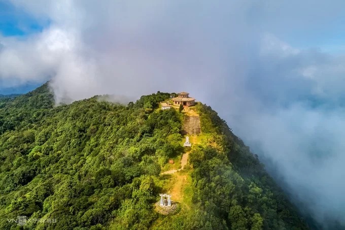 Toàn cảnh đỉnh Bạch Mã và khu vực Vọng Hải Đài ở độ cao 1.450 m