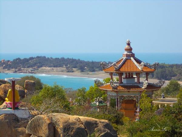 Chùa Cổ Thạch và bãi đá bảy màu nổi tiếng khi du lịch Tuy Phong dịp Tết