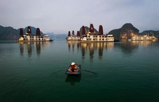 Vẻ đẹp vịnh Hạ Long với ngư dân làng chài