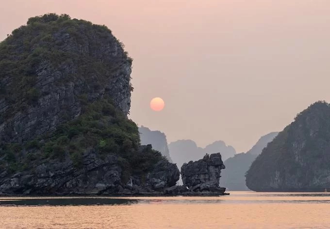Vẻ đẹp vịnh Hạ Long khi hoàng hôn buông