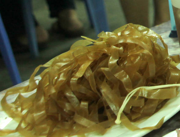 Bánh đa đỏ ăn kèm lẩu cua đồng Hải Phòng - Ảnh: Thủy OCG