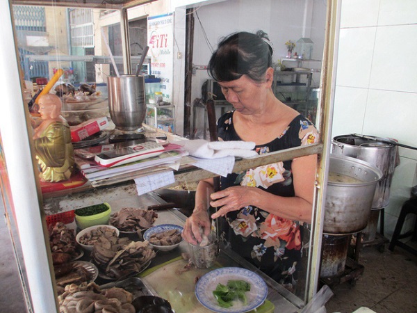 Chị Thúy đang nấu cháo lòng Cái Tắc