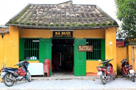Cơm gà Hội An tại quán Bà Buội có mặt khá lâu đời ở phố cổ