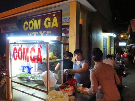 Du lịch Hội An - Quán cơm gà Ty ở trong con ngõ nhỏ ngay tại phố cổ.