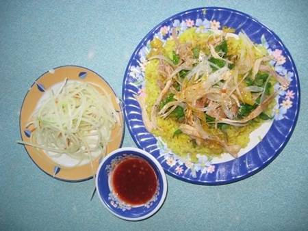 Du lịch Hội An - Một đĩa cơm gà xé là sự tổng hòa nhiều màu sắc và mùi vị.