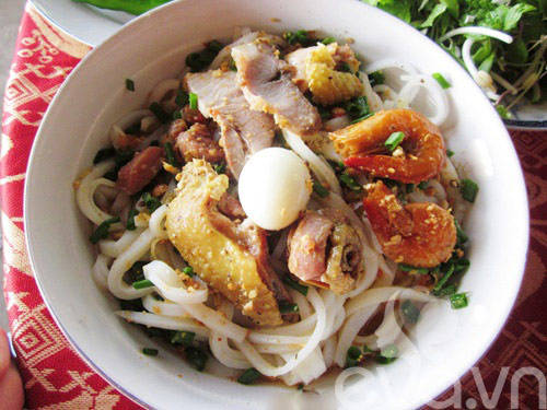Tô mì Quảng Hội An với tôm thịt trứng đầy đặn