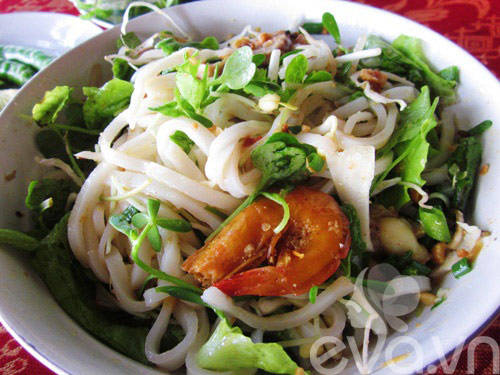 Nước dùng mì Quảng Hội An chỉ vừa đủ quấn sợi mì