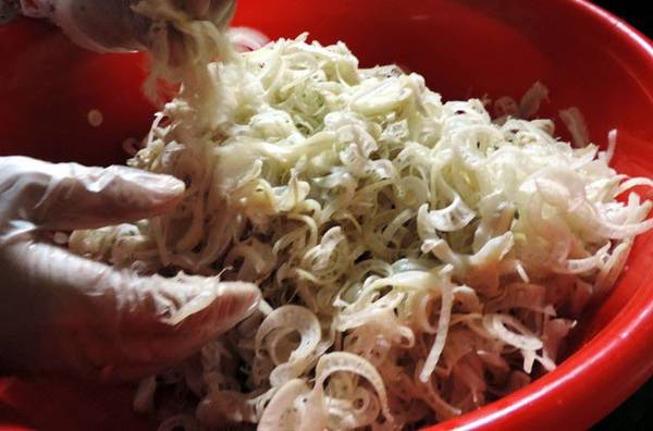 Sơ chế nguyên liệu làm gỏi lua Hòn Khói