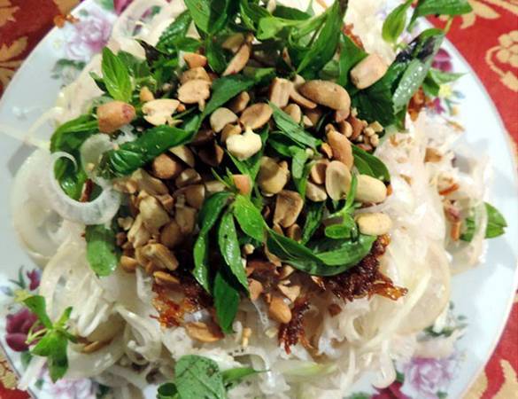 Thành phẩm đĩa gỏi lua Hòn Khói hấp dẫn