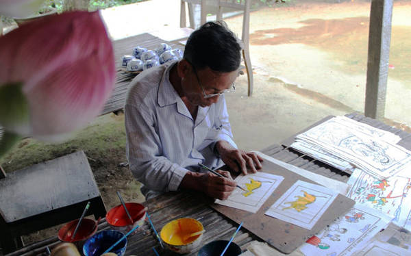 Mỗi bức tranh làng Sình được tô màu thủ công tinh tế