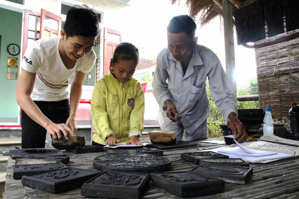 Du khách trải nghiệm in tranh làng Sình