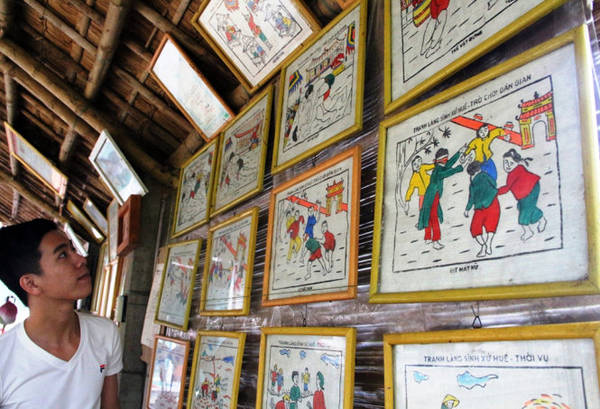 Những bức tranh miêu tả những trò chơi dân gian dịp đầu xuân như bịt mắt bắt dê, đấu vật… giúp tranh làng Sình nổi tiếng hơn, được du khách trong nước và quốc tế biết đến, tìm hiểu, yêu thích.