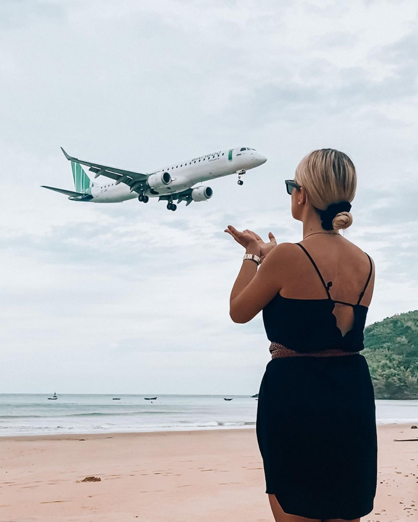 Xem máy bay hạ cánh ở Bãi Đầm Trầu. Ảnh: @takadianka