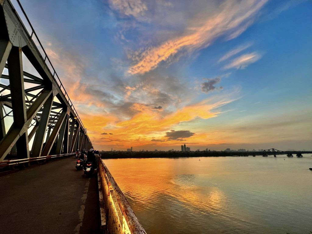 Hoàng hôn cầu Long Biên. Ảnh: fb Đỗ Bích Thúy.
