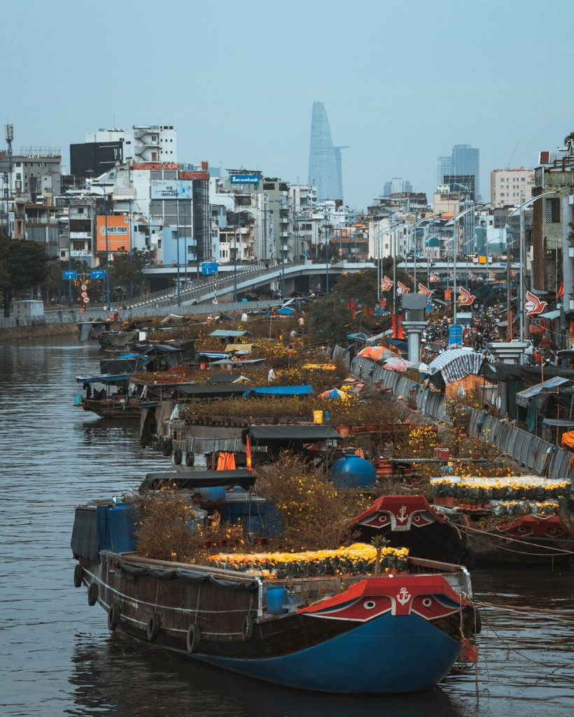 Chợ hoa trên sông Sài Gòn. Ảnh: @dinnlunn