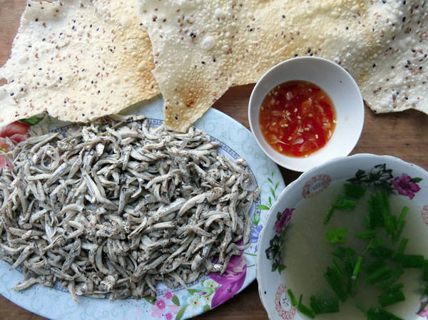 Món cá cơm luộc xúc bánh tráng - Ảnh: Minh Kỳ