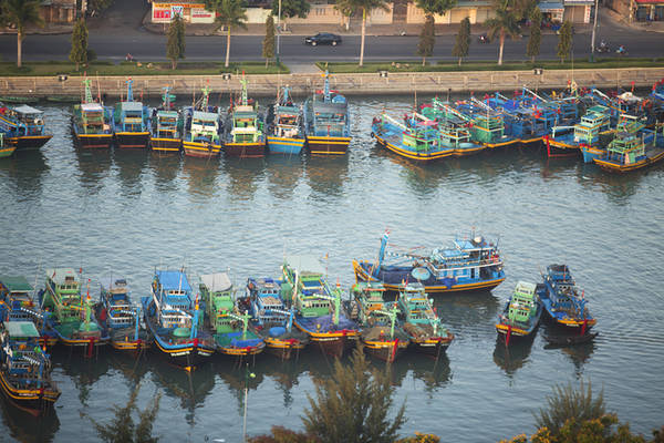 Theo các chuyên gia, Phan Thiết là nơi lý tưởng để bay khinh khí cầu. "Nơi này được biết đến như thiên đường của những người lướt sóng, nhưng điều đáng ngạc nhiên ở đây là gió vào buổi sáng sớm rất lặng, nên bay khinh khí cầu khá an toàn", Arturas, một phi công bay khinh khí cầu cho biết.  Trên ảnh là đoàn thuyền đánh cá đậu san sát nhau trên nhánh sông Cà Ty nhìn từ độ cao 300 m.