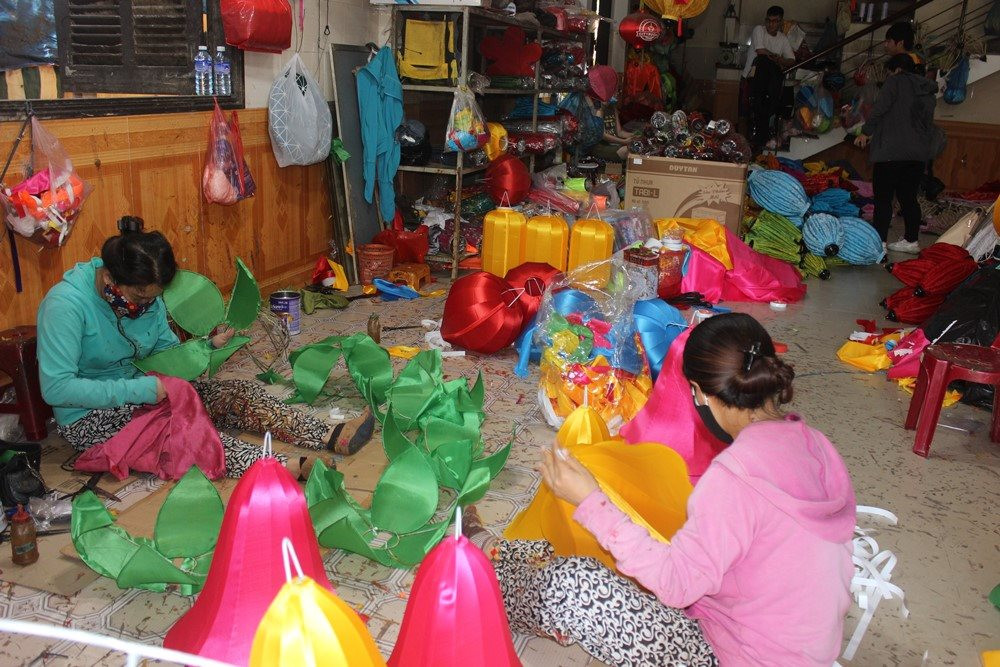 Cơ sở làm lồng đèn vào vụ Trung thu. Ảnh: Báo Tài nguyên & Môi trường.