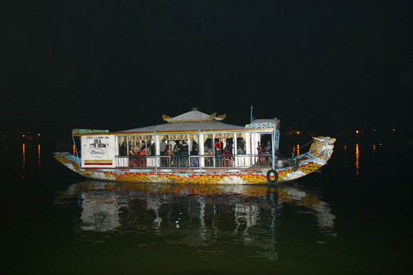 Ca Huế trên sông Hương. Ảnh: toquoc.vn