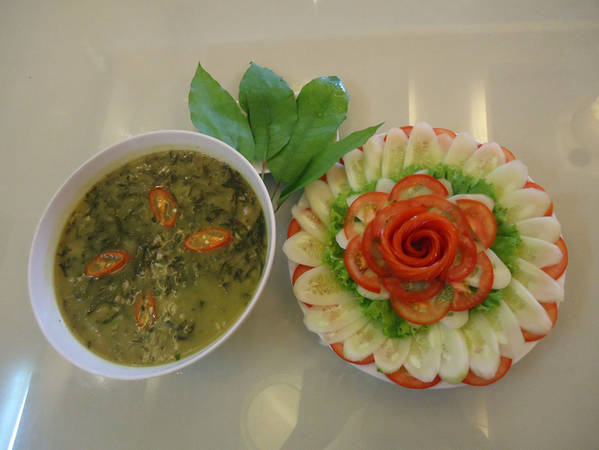 Canh đắng phải được ăn nóng, những bát canh hôi hổi ăn cùng bánh đa giòn tan là hai thứ không thiếu. Những người mới ăn lần đầu sẽ thấy khó nuốt nổi vì vị đắng ngắt tê tê nơi cổ họng.