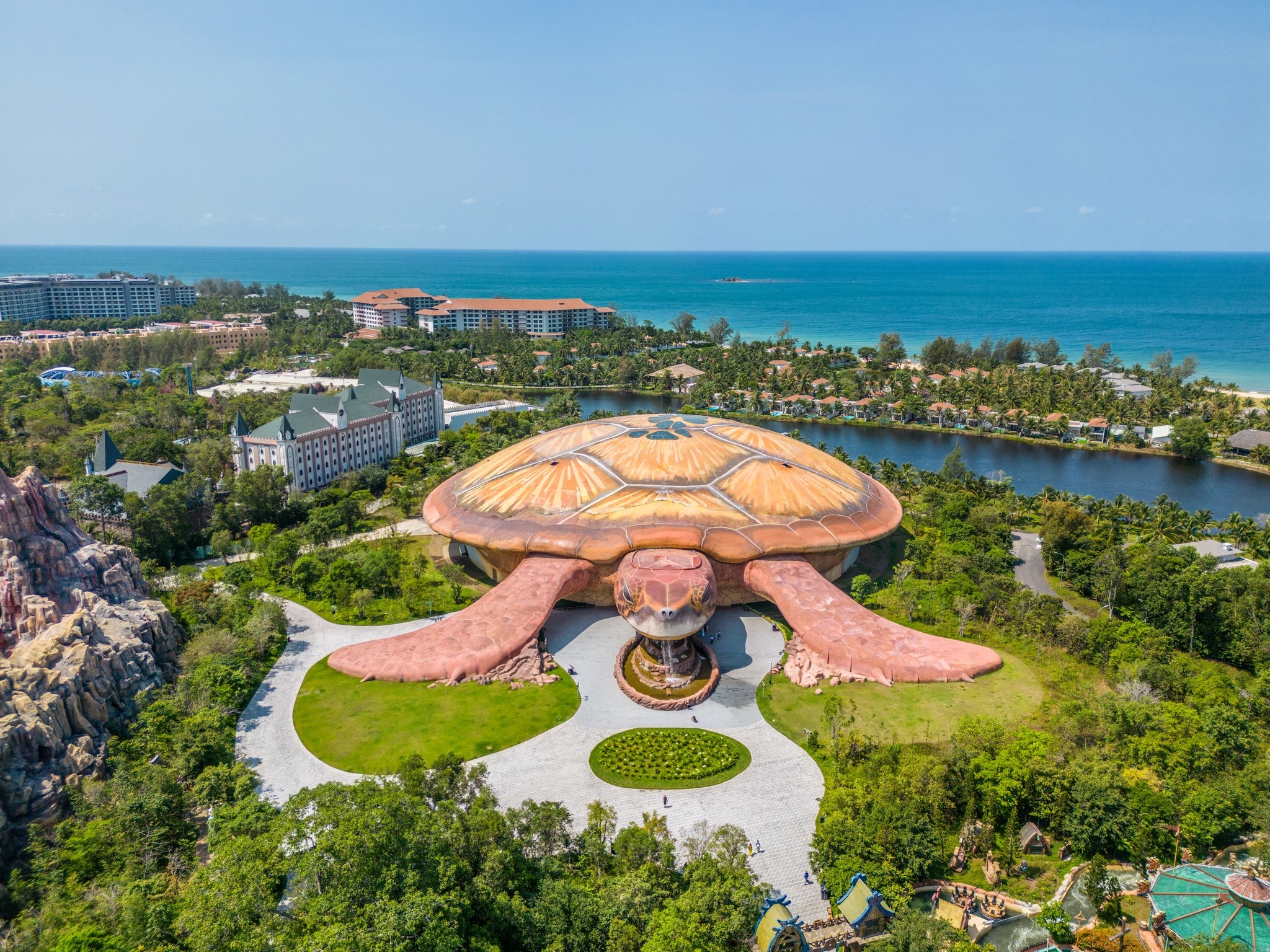 Khám phá thủy cung hoành tráng bằng vé VinWonders & Vinpearl Safari Phú Quốc