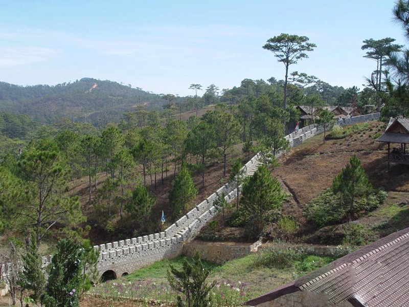 Tiểu Vạn Lý Trường Thành nằm trên đồi Mộng Mơ, Đà Lạt. Báo Du lịch.