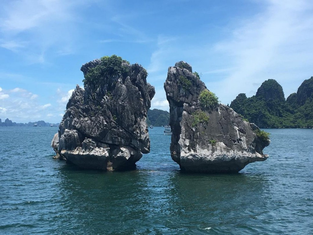 Hòn Trống Mái trong tour Hạ Long 1 ngày