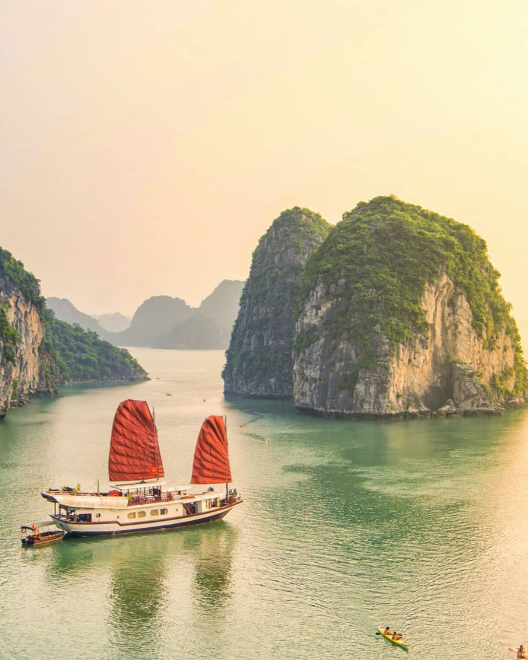 Tour Hạ Long 2N1D: Vi vu Vịnh Hạ Long – Hạ Long Park – Bãi Cháy đầy hấp dẫn