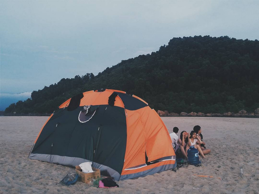 Cắm trại trên bãi biển vịnh Ninh Vân
